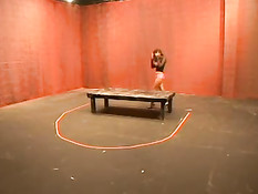 Ненасытная молодая красотка ходит с подносом и собирает сперму