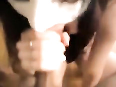 Любительница в маске крупным планом отсасывает и дрочит член