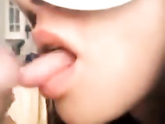 Любительница в маске крупным планом отсасывает и дрочит член