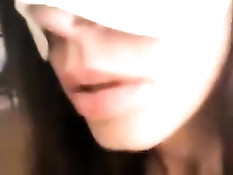 Любительница в маске крупным планом отсасывает и дрочит член