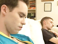Два молодых гея занимаются совместной мастурбацией и трахаются