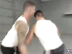 Геи занимаются любовью после игры в баскетбол и горячего душа