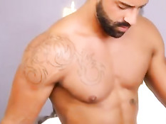 Гей с татуировками разбудил спящего любовника и сделал ему минет