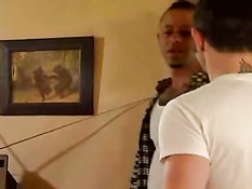 Два гомосексуальных приятеля занимались совместной мастурбацией