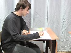 Зрелая русская учительница занимается сексом со своим студентом