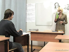 Зрелая русская учительница занимается сексом со своим студентом