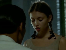 Мужчина на кровати оттрахал в миссионерской позе юную Jane March