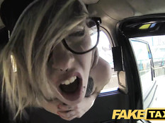 Очкастая девка с татуировками отсасывает и трахается с водителем