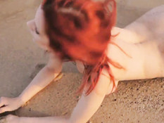 Три голые молодые лесбиянки купаются и загорают на диком пляже