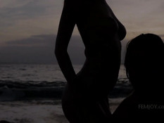 Три голые молодые лесбиянки купаются и загорают на диком пляже