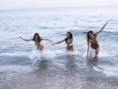 Три голые молодые лесбиянки купаются и загорают на диком пляже