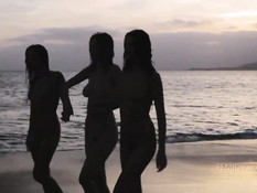 Три голые молодые лесбиянки купаются и загорают на диком пляже