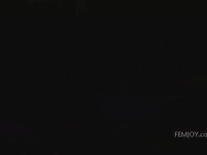 Три голые молодые лесбиянки купаются и загорают на диком пляже