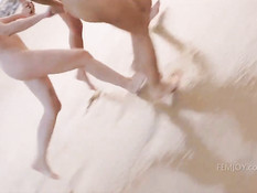 Три голые молодые лесбиянки купаются и загорают на диком пляже