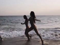 Три голые молодые лесбиянки купаются и загорают на диком пляже