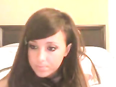 Девчонка в стрингах позирует перед веб-камерой в секс видеочате