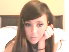 Девчонка в стрингах позирует перед веб-камерой в секс видеочате