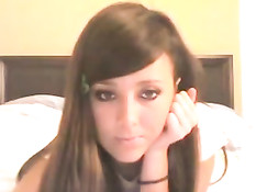 Девчонка в стрингах позирует перед веб-камерой в секс видеочате