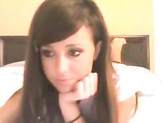 Девчонка в стрингах позирует перед веб-камерой в секс видеочате