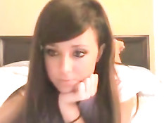 Девчонка в стрингах позирует перед веб-камерой в секс видеочате