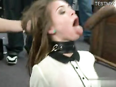 Властная девушка Chanel Preston заставляет Riley Reid сосать члены