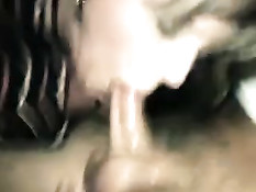 Девка делает минет, а парень крупным планом снимает порно клип