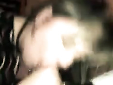 Девка делает минет, а парень крупным планом снимает порно клип