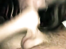 Девка делает минет, а парень крупным планом снимает порно клип