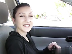 18-летняя девушка Belle Claire отсасывает просунутые в дыру члены