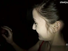 18-летняя девушка Belle Claire отсасывает просунутые в дыру члены