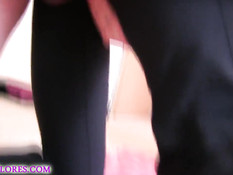 Брюнеточка в колготках трётся попой об член и делает парню минет