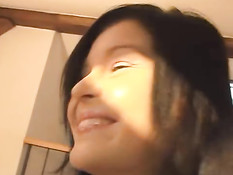 Симпатичная брюнеточка с большой грудью делает мужчине минет