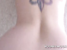 Мужик ебёт кудрявую женщину Kiki Daire и заливает спермой лицо