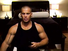 Лысый мускулистый гей позирует перед камерой и дрочит свой член