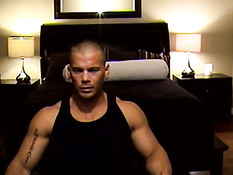 Лысый мускулистый гей позирует перед камерой и дрочит свой член