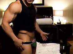 Лысый мускулистый гей позирует перед камерой и дрочит свой член