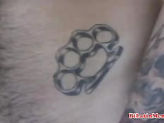 Татуированный латинский гей сделал другу минет и подставил анус