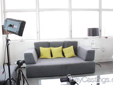 Молодой гей на порно кастинге позирует и получает член в задницу