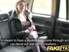 Для симпатичной блондиночки поездка в такси закончилась сексом