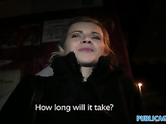 Девка показала на улице свои сиськи и дала оттрахать себя раком