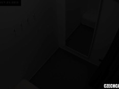 Чешская девушка примеряет нижнее бельё в примерочной кабинке