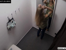 Чешская девушка примеряет нижнее бельё в примерочной кабинке