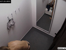 Чешская девушка примеряет нижнее бельё в примерочной кабинке