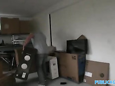 Сексуальная британская домохозяйка отсасывает член и лижет яйца