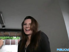 Сексуальная британская домохозяйка отсасывает член и лижет яйца