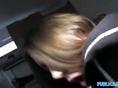 Сексуальная британская домохозяйка отсасывает член и лижет яйца