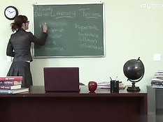 Преподаватель оттрахал развратную студентку Kagney Linn Karter