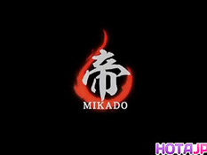 Симпатичной японской девушке ласкают вибратором интимные места