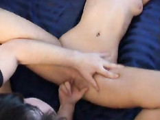 Парень руками доводит светловолосую девку до сквирта и оргазма