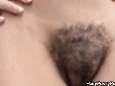 Смуглая девушка раздевается и показывает себя на порно кастинге